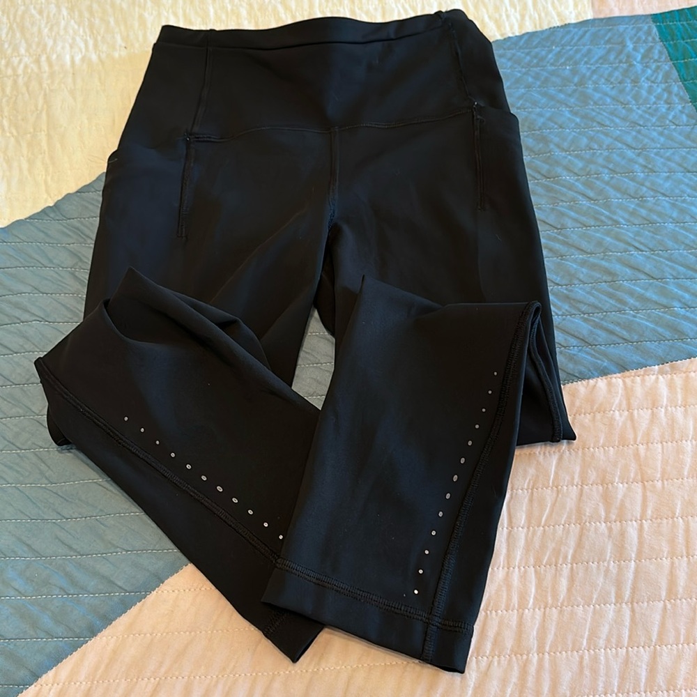 Size 2 lululemon high rise crop with pockets.